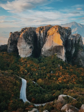 秋季树林巍峨高山图片